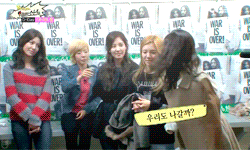 [GIFS][1/3/2012] Tay của Yuri trên butt HyoYeon...=]]~ Tumblr_m00sulkhi51qkolxgo2_250