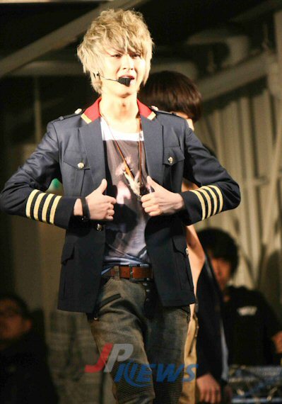  [OTHER] 120225 ZE:A @ Amerika Mura Mini Live Tumblr_m02cu0OW7N1qgigrlo3_400