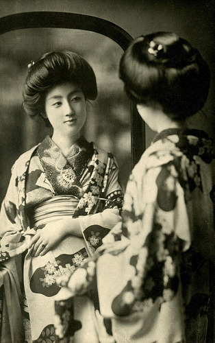 Hairstyles of Geiko and Maiko, past and present! Tumblr_m0ha459lC51qedijlo1_400