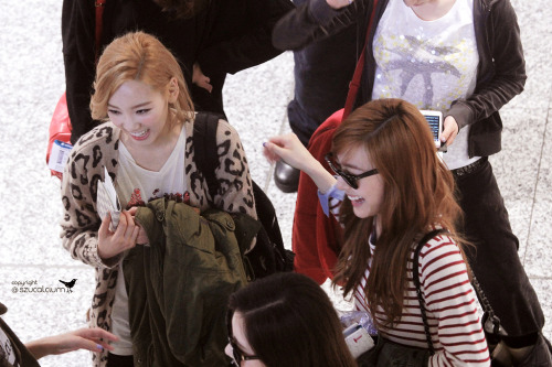 [PIC+VID+GIF][22/3/2012]∴♥∴ TaeNy ∴♥∴ Chai Quê and Gái Tây ∴♥∴ TAENY IN MY HEART ∴♥∴ Tumblr_m1dyn8BYAp1qfij3bo1_500