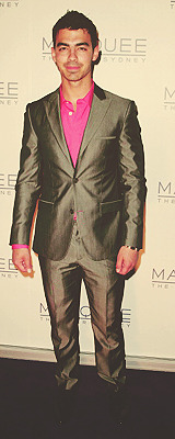 Joe Jonas in PINK  Tumblr_m1pajvqjZX1r1go1vo1_250