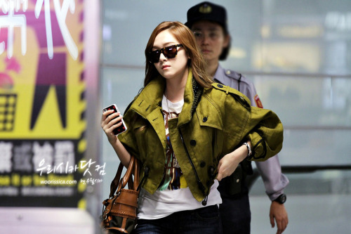 [PIC][25-04-2012]Jessica lên đường đến Đài Loan để tham dự lễ khai trương cửa hàng Burberry - Page 9 Tumblr_m3cbw3ZXd71qjnoe5o2_500