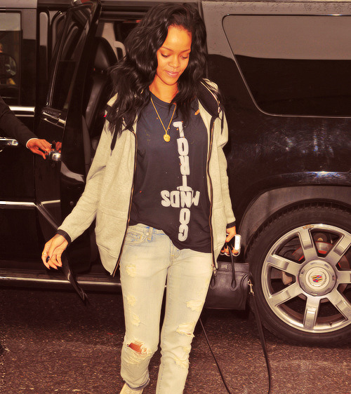 Fotos de Rihanna (apariciones, conciertos, portadas...) [7] - Página 14 Tumblr_m3gdfv4FGx1qh382mo1_500