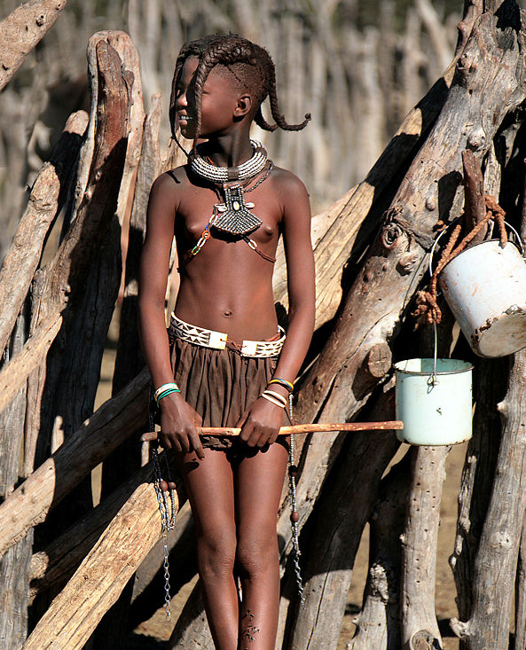 .. un viaje a la sabana africana ... - Página 3 6-tribus-de-africa-Una-ni%25C3%25B1a-de-la-tribu-Himba-en-Namibia