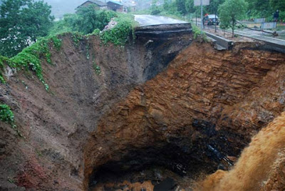 2010 - Voragini nel mondo - Pagina 5 Sinkhole1