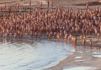 مصور أمريكي ينجح في التقاط صور ل 1000 اسرائيلي عاريين علي شاطئ البحر .. بالصور %25D8%25B9%25D8%25B11