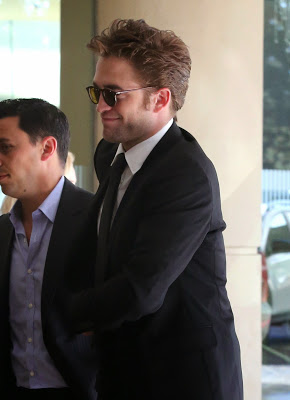 16 Agosto - Nuevas fotos HQ de Robert Pattinson llegando al HFPA Grants Banquet!!! (14 Agosto) PATTINSONLIFE081414-14%2B(2)