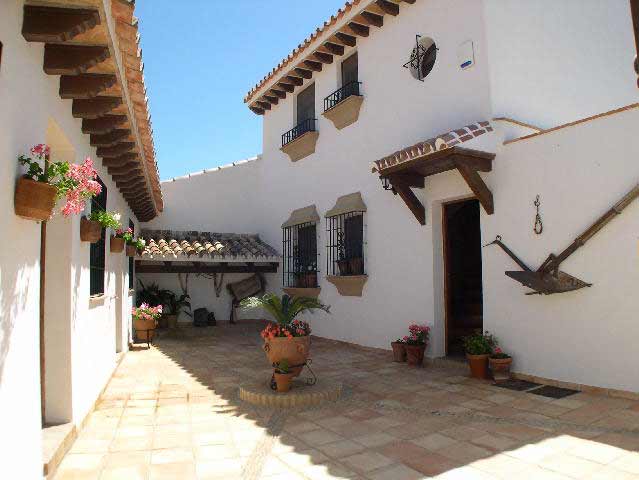 Buen viaje, viaje ligero. (17-03-1668 Noche / en algún punto entre Barcino y Ciudad Vaticana) - Página 4 Patio_andaluz_casa_jeronimo