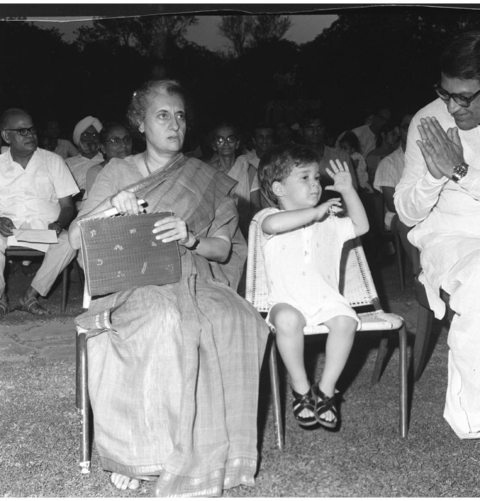 1973: West Bengal CM Sidhartha Shankar Ray doing Namaste to Rahul  Prime-Minister-Indira-Gandhi-and-Chief-Minister-of-West-Bengal-Siddhartha-Shankar-Ray