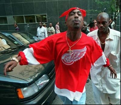 Famosetes que apoyen equipos de la NHL - Página 20 Tupac-redwings-jersey