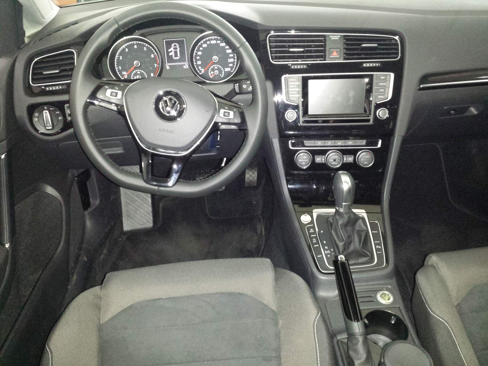 Volkswagen Golf VII - Página 23 VW-Golf-2015-TSI-interior%2B(6)