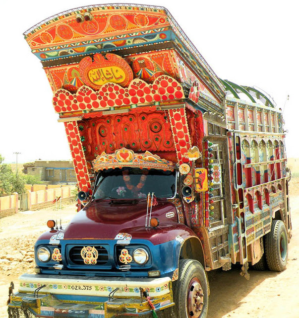 تحف فنية عملاقة... فـن تـزيـيـن البـاصـات وسـيـارات الـنـقـل فـي البـاكـسـتـان Truck-art-pakistan-1