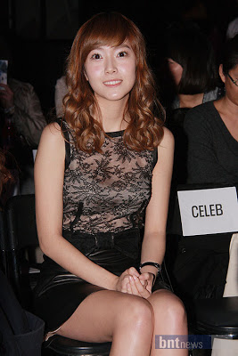 [PIC][31-03-2011] Jessica tại buổi trình diễn thời trang Suecomma Bonnie  Zxzxzx