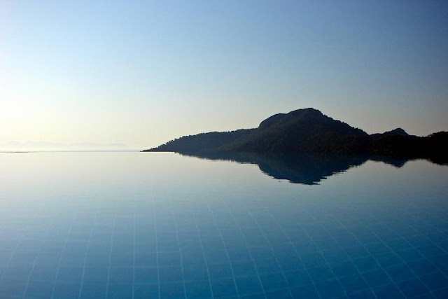 أجمل 25 مسبح حول العالم Brilliant-reflection-infinity-pool