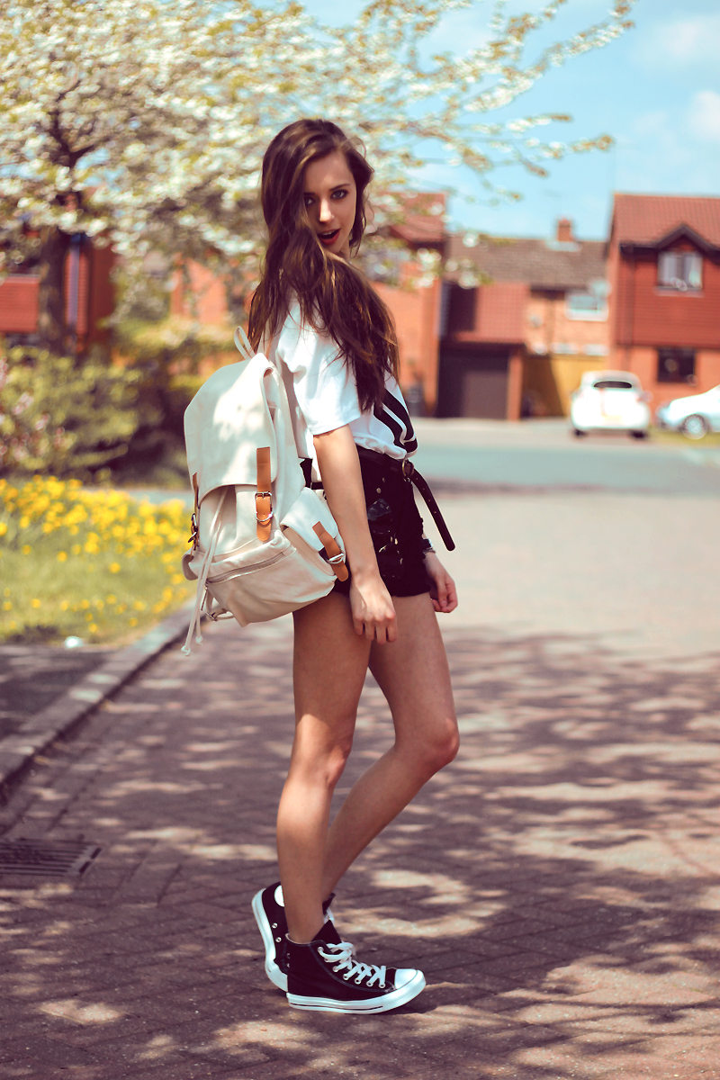 Fashion Convers Girl High-waisted-black-shorts-style-blog-spring-looks-trends-triangle-hipster-white-t-shirt-backpack-canvas-high-top-converse-long-hair-fashion-uk-2