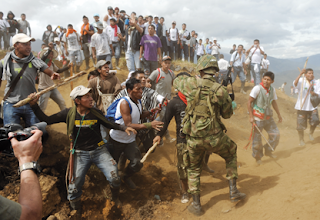 Conflicto interno Español - Página 3 Indigenas_colombianos_desalojan_a_militares_en_el_norte_del_cauca