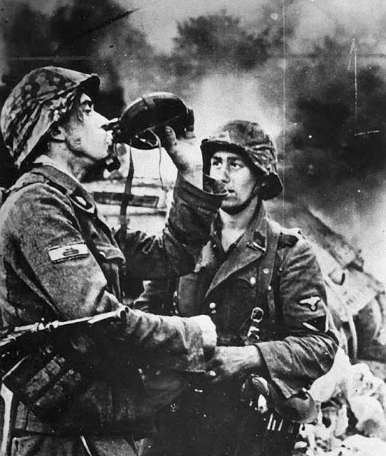 صور نادرة  لفرقة وافين اس اس الالمانية  Waffen-SS-totenkopf-T-34-tank-burning_e