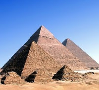 ¿Una guerra extraterrestre alteró la línea humana del tiempo? Egypt_pyramids_large