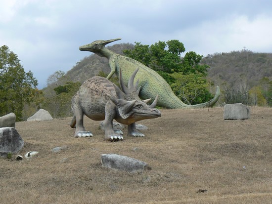 حديقة ما قبل التاريخ - Valle de la Prehistoria  %D8%AD%D8%AF%D9%8A%D9%82%D8%A9%20%D8%A7%D9%84%D8%AF%D9%8A%D9%86%D8%A7%D8%B5%D9%88%D8%B1%D8%A7%D8%AA%20%D9%81%D9%8A%20%D9%83%D9%88%D8%A8%D8%A704