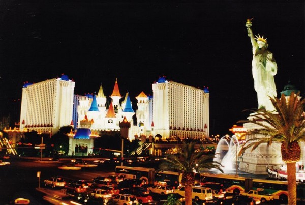 Najskuplje ,neobične ,čudne hotelske sobe i hoteli  - Page 2 Excalibur-Hotel-and-Casino-Las-Vegas