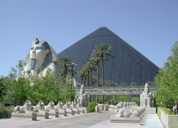 Najskuplje ,neobične ,čudne hotelske sobe i hoteli  - Page 2 Luxor-Las-Vegas