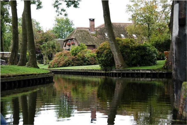 Flag this message Giethoorn, village in Holland with no roads اجمل قرية بالعالم بدون سيارات Giethoorn13