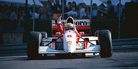 Alepi se impone en Mexico a bordo de su Ferrari. Senna