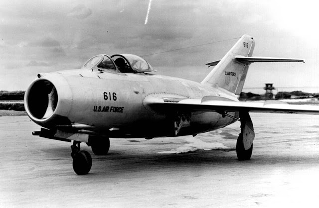 Pilotos Desertores del Pacto de Varsovia y sus Aliados Árabes y Asiáticos  800px-USAF_MiG-15