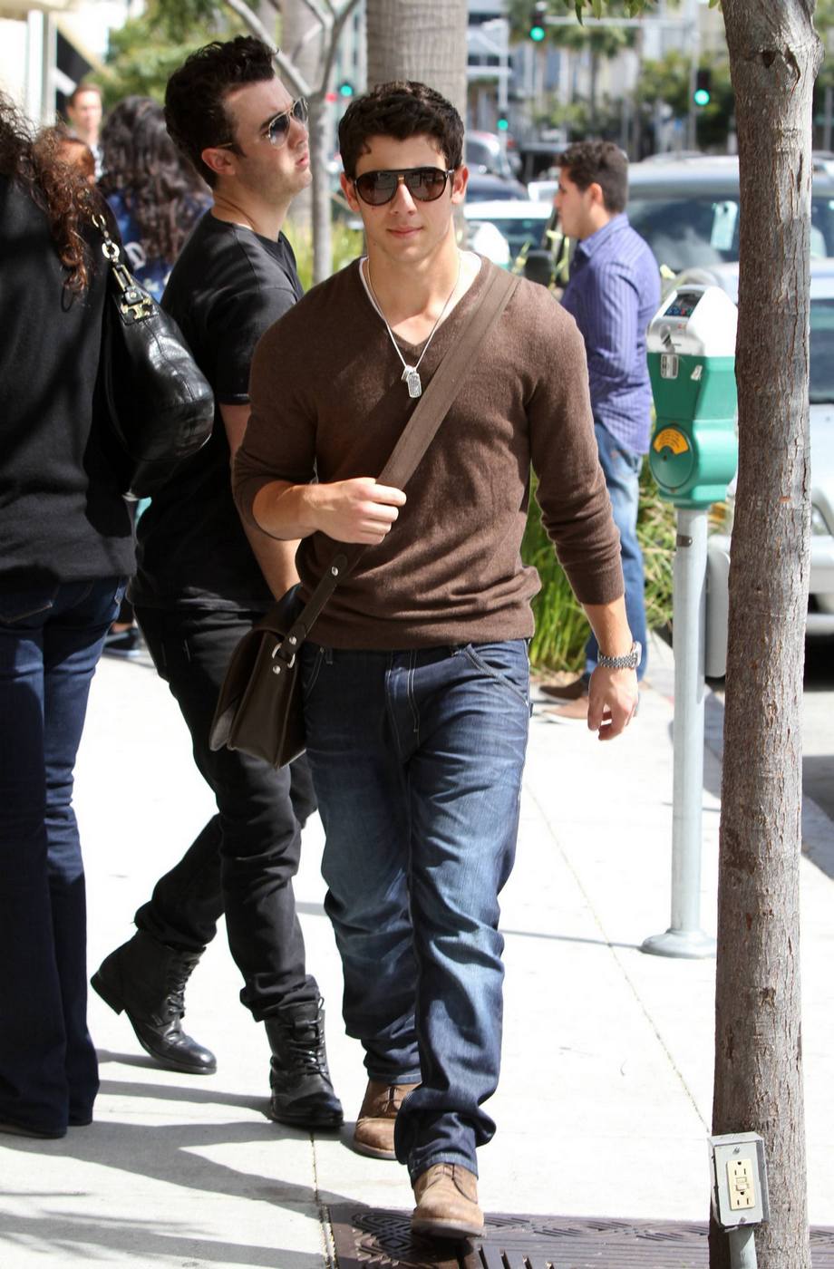 Kevin y Nick Jonas comprando regalos de último minuto?  JW_KevNickoutLA_050811_HQ-012