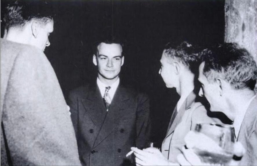 حكايات غريبة عن العلماء Feynman_and_Oppenheimer_at_Los_Alamos