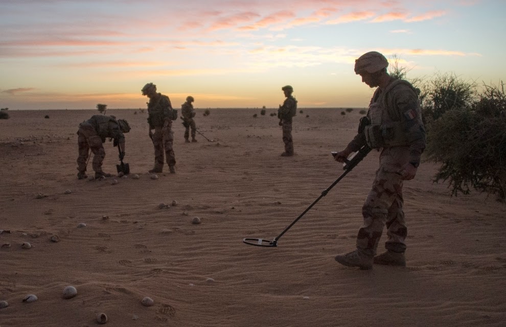 ماذا اكتشف الجنود الفرنسيين في صحراء مالي ؟! French%2Bsoldiers%2Bdiscover%2Ba%2Bpickup%2Btruck%2Bwith%2Btwo%2Bnon%2Bcomplete%2BSA7%2Bmissiles%2Bburried%2Bin%2BMali%2Boperations%2B5