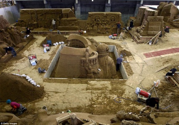 من أغرب متاحف العالم: تاريخ بريطانيا بالرمال ! Museum-sand-sculpture-06