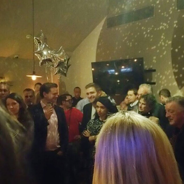 26 Diciembre - Nueva foto de Rob y FKA Twigs en una fiesta de Navidad!!! (23 Diciembre) Tumblr_nh1ei96mza1rmso85o1_1280