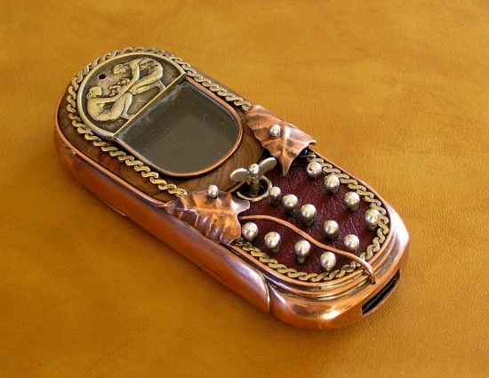 Απίστευτα σύγχρονα κινητά... αντίκες!  Steampunk-phone10-550x425