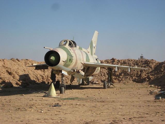 Pilotos Desertores del Pacto de Varsovia y sus Aliados Árabes y Asiáticos  800px-Derelict_Iraqi_MiG-21