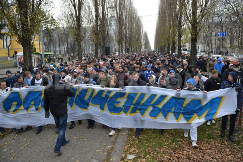 Le mouvement en Ukraine 1353865618-over-5000-football-fans-march-in-support-to-pavlichenko-family-in-kyiv_1631841