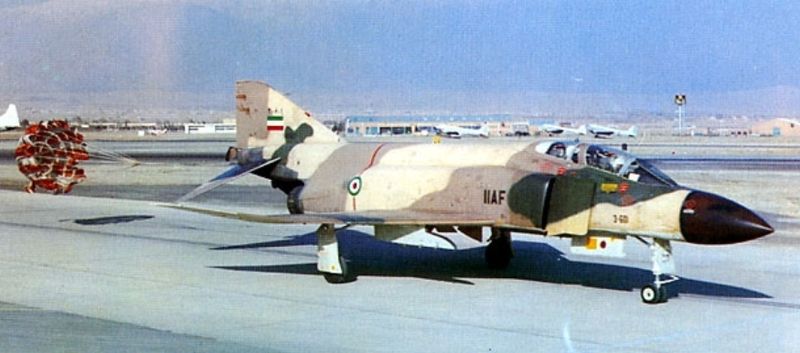 الاجنحه العراقيه فوق مصفى طهران .....من قصص سفر الحرب العراقيه - الايرانيه  800px-IIAF_F-4D_Phantom_II-brake_chute