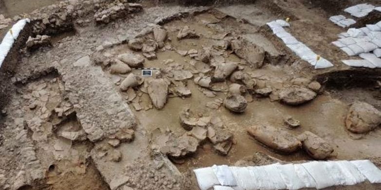 3,700 year old wine cellar found in Israel Wine_cellar-3