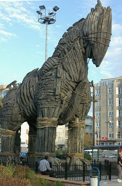 ماهو حصان طروادة ؟ 396px-Trojan_horse_%C3%87anakkale