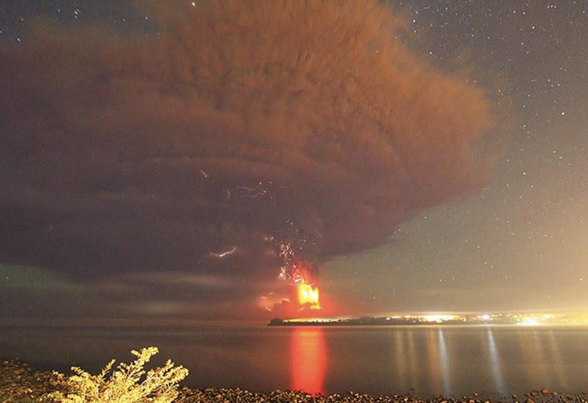 MONUMENTAL EARTH CHANGES: Surreal - Sunset Turns Massive Calbuco Eruption Into AMAZING SCENES! UPDATE: Second Explosion Even Stronger Than The First - Ash Reaches Up To 65,000 Feet High! Calcubo_volcano06