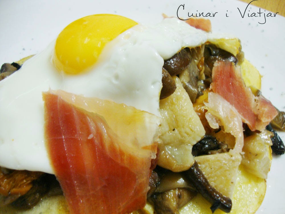 Huevos rotos con setas, patatas y jamón ibérico Huevos_rotos_setas_patata_jamon_receta_diferente