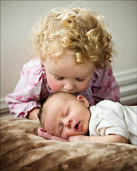 قلوب ارهقها النبض Kids-love-pictures-sister-girl-and-baby