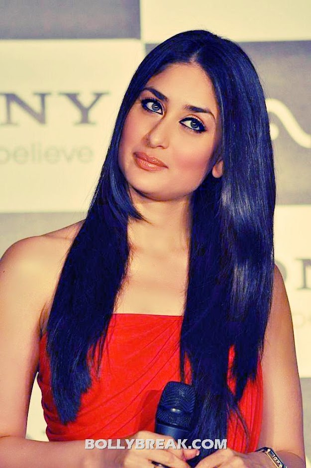 كارينا كابور وتالقهااااااا باللون الاحمر الجذااااااااااب على زى افلااااام Kareena-kapoor-in-red-shoulderless-dress-long-black-hair