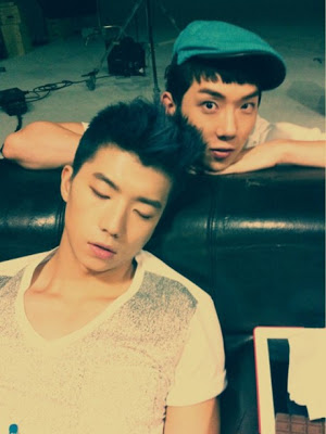 [25.09]Jo Kwon(2AM) & WooYoug (2PM) prennent une potos ensemble  20110924_jokwon_wooyoungsleeping-460x613