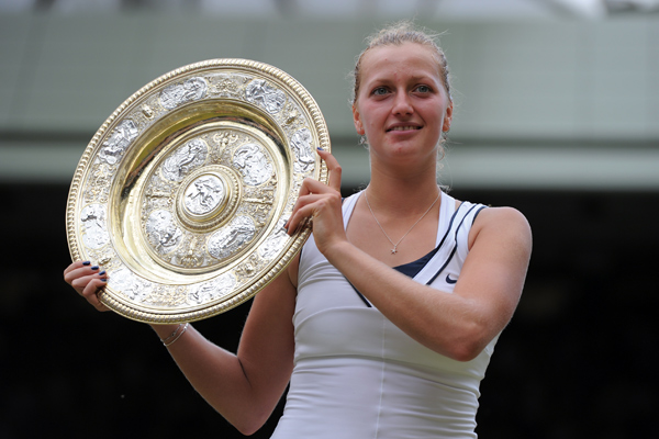 Wimbledon | LIVE - Page 4 Petra-Kvitova-with-Wimbledon-Venus-Rosewater-Dish