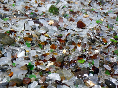 شاطىء الزجاج...الشاطىء المرصع بالجواهر  Glass-Beach-Glass