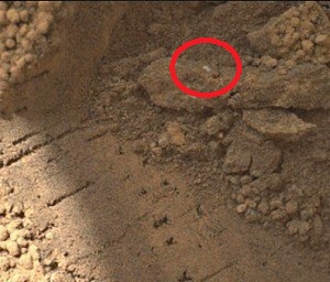 El curiosity encuentra un obejto brillantes en el suelo de Marte Sustancia-suelo-marte