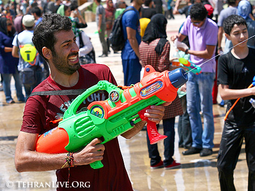 حرب مسدسات المياه فى طهران - انحلت الدوله الاسلاميه خلاص  Water_gun_festival_tehran_19