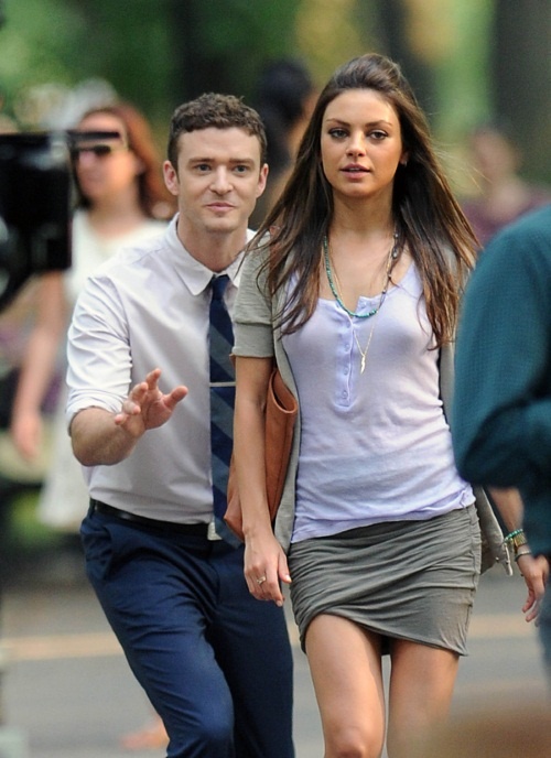 Kleding personages. Mila-kunis-and-justin-timberlake-get-silly-friends-with-benefits-set