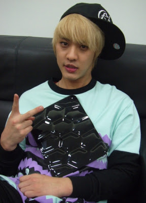 [Foto] Seungho promocionando funda de iPad2 DMAC Shipad